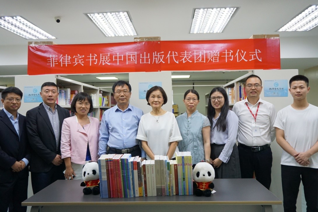 中国代表团赠书典礼留影.jpg 中国代表团赠书典礼留影.jpg
